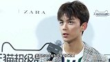林彦俊倒着走红毯，吴磊戴草绿色恐龙帽，男开始红毯之争