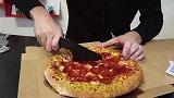 小伙嫌切披萨太麻烦，发明切披萨神器，一刀下去太惊艳了！