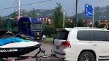 汽车司机的奇葩操作，把摩托艇装在了后面，难道体验一下它的快感