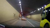 隧道里开车真得需要保持车距，此时的内心真的非常忧伤