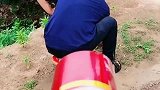 小伙：我赌你的“枪里没有子弹”，结果却尴尬一脸，笑死我了！