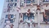 不要迷恋熊，熊只是个传说，大楼外小熊纷纷凹起造型