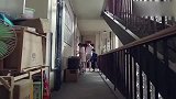 媳妇刚打开家门，丈夫却将她关在外门，为什么啊