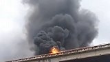 西安绕城高速一轿车发生自燃 瞬间被烧成空壳