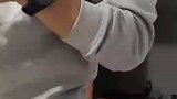 狗子对面包片虎视眈眈，趁主人不注意叼走吃掉