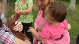 宝宝们和动物之间的互动，都非常开心，画面太可爱了