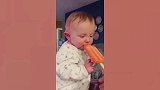 大人喂萌娃吃雪糕，萌娃皱起眉头一脸难吃的表情，真是太逗了