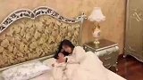 孩子马上要睡着了，爸爸一下就给弄醒了