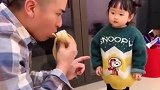 当爸爸说我就吃一口吃香蕉，网友：永远别信爸爸的话