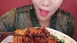 爆辣火鸡面，小姐姐吃得老带劲了，网友：这是幸福的味道
