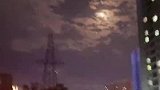 网友拍下美丽流星，好像掉落的宝石一般！