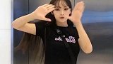 小姐姐跳舞的时候突然来人了 好尴尬呀