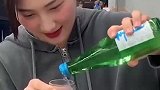爆笑：小姐姐你开酒挺特殊，没少在夜店混