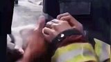 小狗被主人扔进水沟昏迷，消防员人工呼吸终于奇迹出现