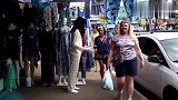 小伙扮成假人模特站在店门口恶搞路人，太逗了