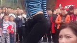 美女街头直播，大胆展示一字马，真是厉害了