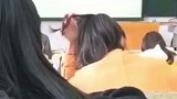 学霸每次遇到难题就会这样单手编辫子
