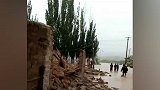 甘肃酒泉强降雨引发洪水 围墙瞬间冲垮两百间房屋受损