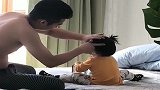 一大早就跑到小情人的房间，就是为了给女儿扎头发，简直宠上天了