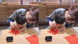 Ella素颜教儿子写春联劲宝大眼偷盯镜头萌态十足
