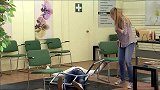 国外恶搞，好心人扶病人坐椅子，好心做了坏事