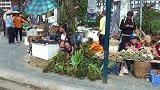 真实的越南小镇，实拍在街边做生意的越南女人，打扮很特别