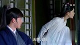 美女爬窗户出逃被小伙抓包，小伙直接往她脸上泼水！