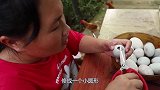 胖妹拿咸鸭蛋塞糯米，这样吃起来比较香吗