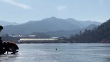 金毛狗生第一次玩滑冰，没想到这么逗，看完忍住别笑