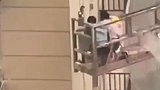 河北保定：工人高空作业突遇狂风，吊箱在风中不停摇摆