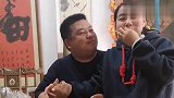 闺女一大，还坐爸爸腿上撒娇，真不愧是小情人啊
