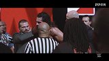 WWE-18年-慢动作看比赛：山姆森背后偷袭将罗林斯送上担架-专题