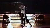 迈克尔杰克逊当年第一次在舞台跳太空步，扭腰的动作太妖娆了