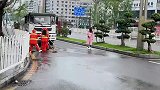 刚下过雨，为什么要清洗路面呢不浪费水吗