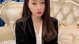 美女老板表妹上班迟到不打卡被公司同事检举，结果太逗了