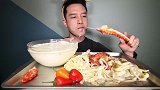 小哥吃帝王蟹和芝士面，一脸帅气被这吃相毁了