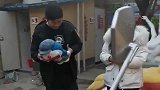 朱单伟抱着机器猫玩偶，不知谁送的，陈亚男一旁看着傻笑！