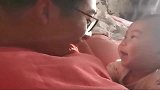 睢这老爸多会哄孩子！小情人再次重逢，激动得喜形于色！