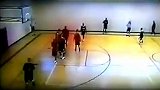 街球-勒布朗詹姆斯2001年高中比赛扣断篮筐-花絮