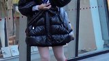北京时尚街拍：羽绒服搭配肉色丝袜既保暖又显瘦。