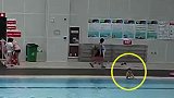 太险！安徽5岁男童溺水2分钟无人发现 父亲赶来将其救起