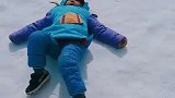 宝宝真的很喜欢雪地