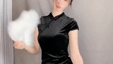 美女小姐姐穿着旗袍尬舞，舞姿精彩好看值得赞！