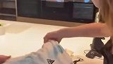 梅西为阿根廷模特玛蒂娜送上签名球衣