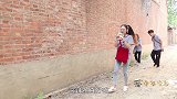 虎妹吃辣条被小伙伴看到，小伙伴合谋套路了虎妹辣条，虎妹真惨