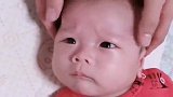 小宝宝这表情好酷啊，值是要诱惑谁啊，简直太萌了