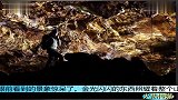 男女发现一神秘山洞走进一看里面金光闪闪