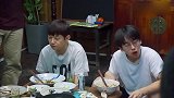 彭昱畅碰了下张子枫，在黄磊眼里就是在打妹妹，吓得彭彭赶快溜！