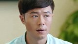 两男子为一个美女展开决斗，结果小伙手气太好，衣服都输没了