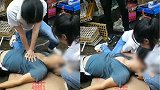 暖心！四川一工人触电昏迷路边 过路女子跪地做人工呼吸